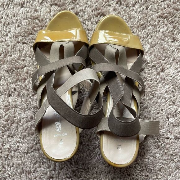 Aquatalia by Marvin K Tan Patent Strappy Wedge Sandals; SZ 8.5; Good Condition - Picture 3 of 16